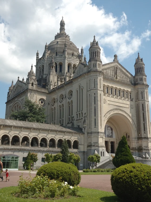 Basilique Sainte Thérèse De Lisieux ©j. Boisard