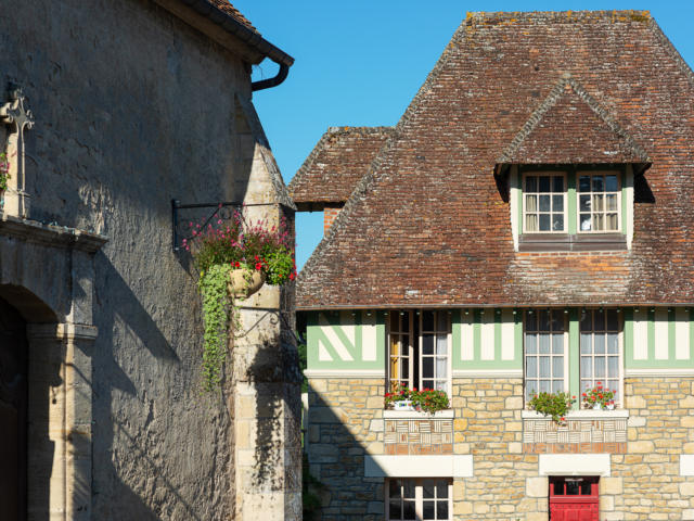 Cambremer, Place Du Village