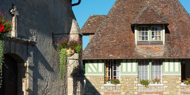 Cambremer, Place Du Village