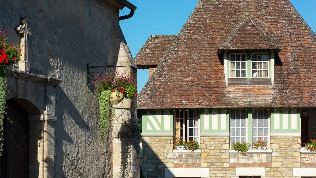 Cambremer, Place Du Village