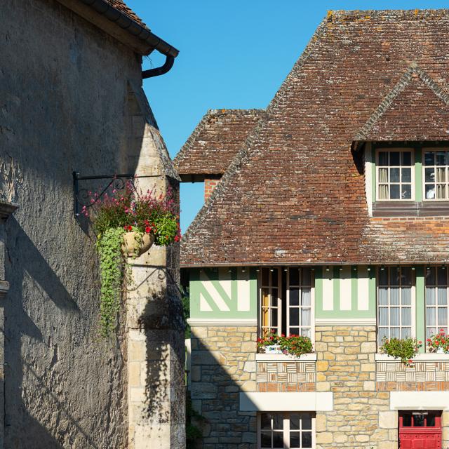 Cambremer, Place Du Village