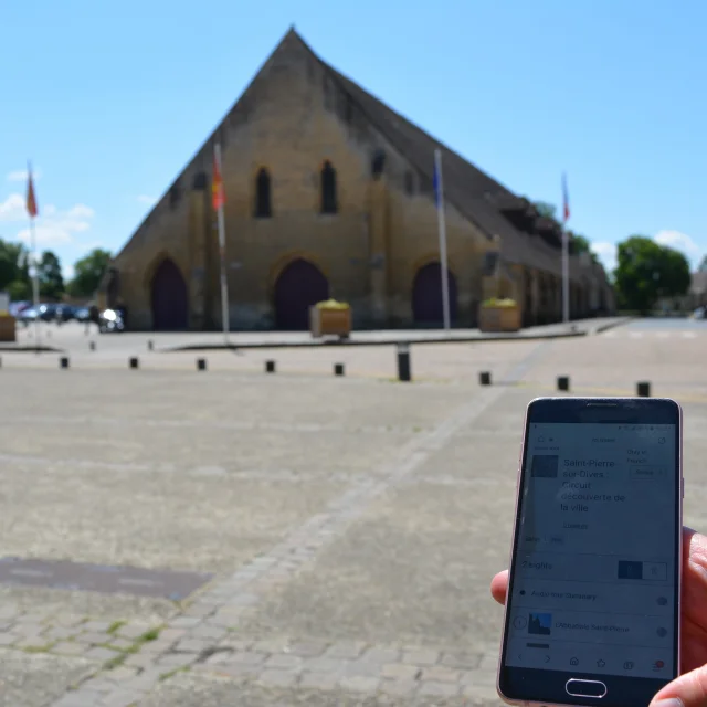 Visite de Saint-Pierre-sur-Dives avec smartphone