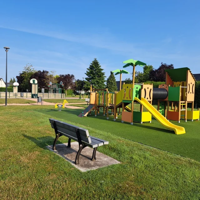 Aire De Jeux Pour Enfants La Vespiere Friardel