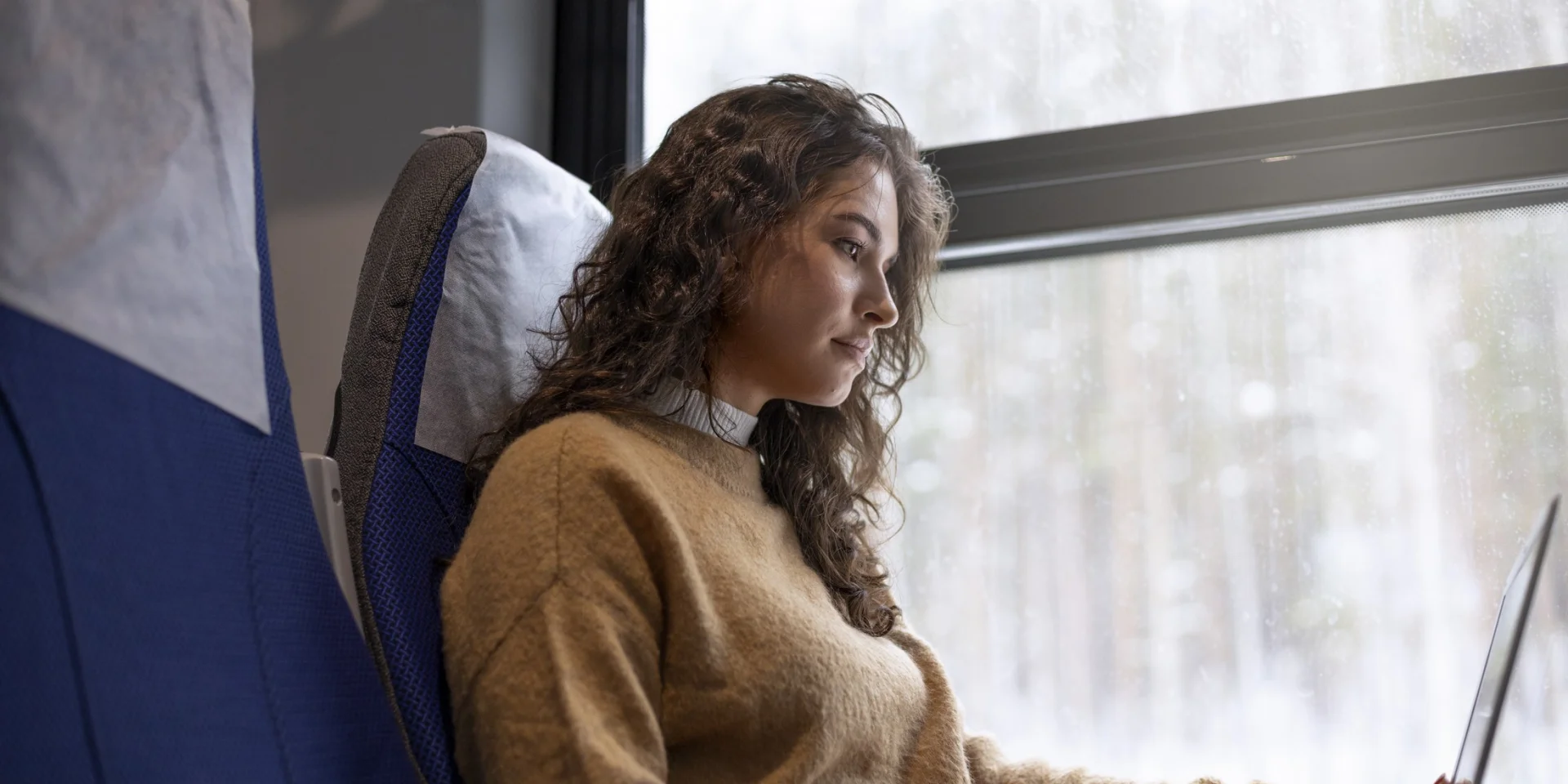 Jeune Femme Voyageant En Train Freepik